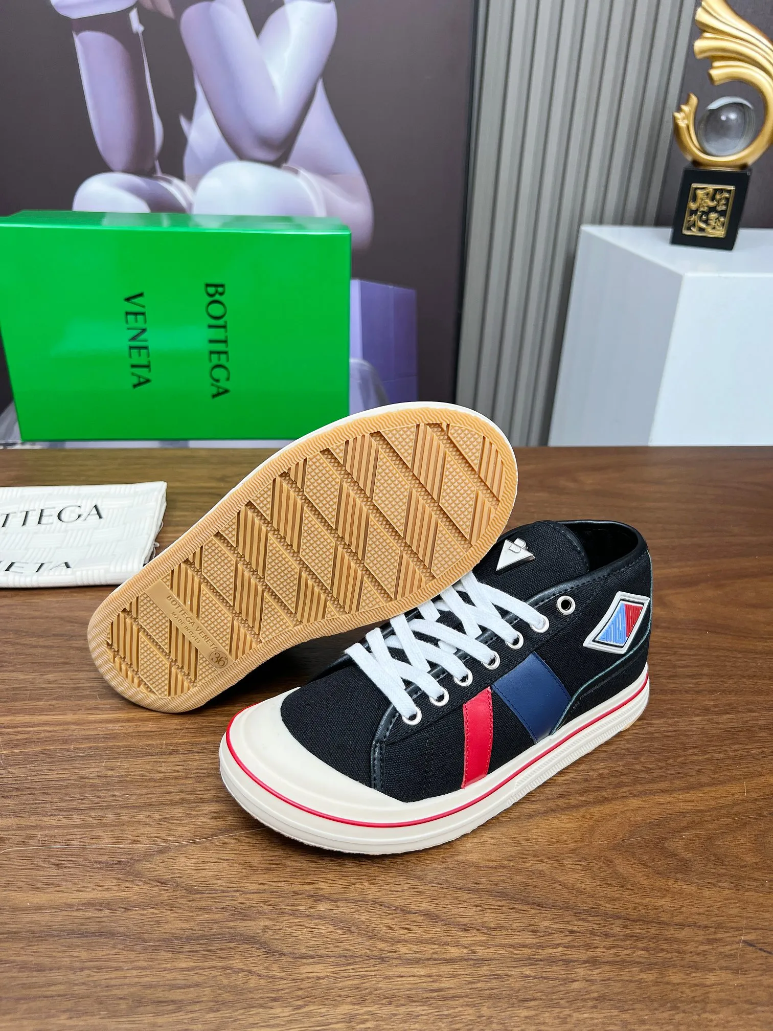 Men's men's shoes 💰520💰 Bottega Veneta BV's latest Eliot series retro basketball shoes casual sports canvas shoes 🔥Become a god when it is launched!🔥 Inspired by retro basketball sneakers, the color combination highlights youthful vitality and perfectly interprets the theme of youth and childlike innocence. The details are also very particular. The summer canvas brings excellent durability and comfort. Designs such as calfskin trim, rubber toe caps and hand-painted retro red lines are full of retro feel. The round toe and convex sole add a modern feel and are suitable for various styles. Easily create a fashionable atmosphere. The upper foot is the focus...can be worn as a couple's shoes...The red lines on each shoe edge are hand-painted, which adds more taste and attitude! ✦Fabric: Original customized high-density canvas + cowhide ✦Inner lining: original customized breathable canvas ✦Insole: movable latex cowhide insole ✦Sole: original molded non-slip and wear-resistant TPU material ✦Sole thickness: 3cm ✦Number of sizes: female size 35--40, female 40 is customized and non-returnable ✦Number: male size 39--45, male 45 is customized and non-returnable